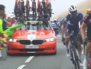 Tour de France : «Une expérience assez effrayante», une voiture suiveuse fauche une spectatrice au bord de la route