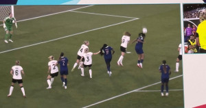 France-Allemagne : en images, le carton rouge lunaire reçu par une joueuse allemande, coupable d’avoir tiré les cheveux de Mbock