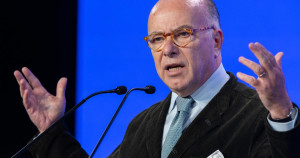 «Manipulation idéologique», «recyclage»... Bernard Cazeneuve étrille le plan d’économies de François Bayrou