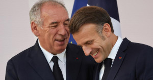 Emmanuel Macron et François Bayrou, couple exécutif le plus impopulaire de la Ve République