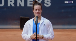 «C’est la première fois que je fais un discours, soyez indulgents»: en vidéo, la réaction de Loïs Boisson après son premier titre