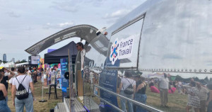 «Cela permet de redorer un peu leur image» : l’opération séduction de France Travail dans les festivals