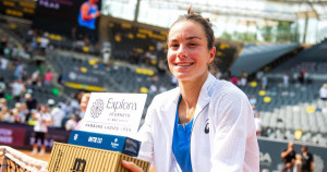 Conteneur, navire, champagne... En images, les trophées surprenants reçus par Loïs Boisson