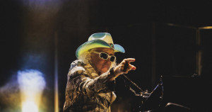 «Attention, il ne s’agit pas de ma dernière tournée» : Michel Polnareff, festif et drôle au festival Jazz à L’Hospitalet