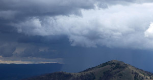 Orages en Saône-et-Loire : une personne décède en tombant de son échelle, une autre grièvement blessée en chutant de son toit