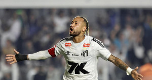 PSG : en image, quand le club parisien offre des maillots floqués... à Neymar, aux noms de ses enfants