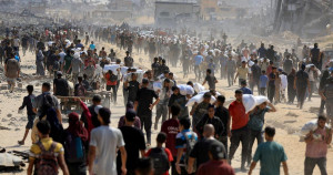 Gaza : 93 Palestiniens récupérant de l’aide humanitaire tués par des tirs israéliens, selon la Défense civile