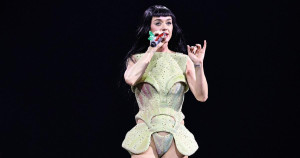 Katy Perry a failli tomber sur les spectateurs lors d’un concert à San Francisco