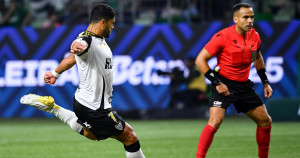 Foot : le Brésilien Hulk réussit un improbable doublé sur coup franc face à Palmeiras