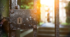 «Enchaînés sans eau et sans toilette» : un rapport étrille les conditions de vie des migrants emprisonnés dans une prison américaine