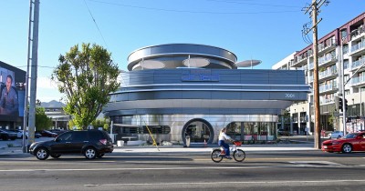 Design rétro-futuriste, robots servant du pop-corn... À quoi ressemble le premier restaurant Tesla à Hollywood ?