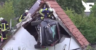 Allemagne : une voiture s’encastre dans le toit d’une grange après avoir percuté un enfant