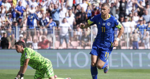 Mercato : le vétéran Edin Dzeko, 39 ans, retrouve la Serie A en signant à la Fiorentina