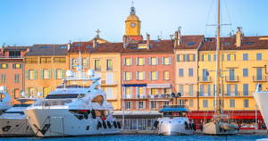 Le superyacht Sea Lady II, long de 41 mètres, en feu dans le port de Saint-Tropez
