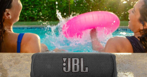 Parfaite pour emporter partout cet été, l’enceinte JBL Flip 6 profite de -40% de remise