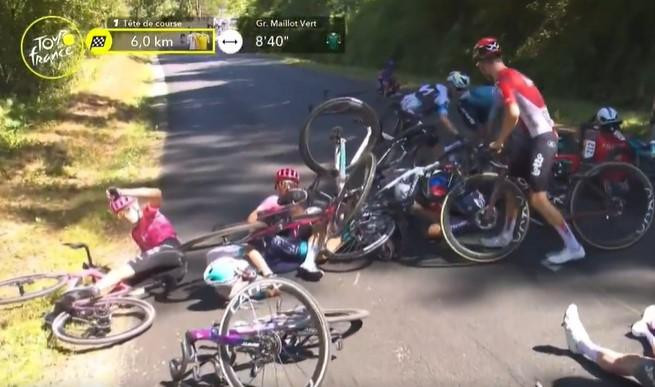 Tour de France : en vidéo, la terrible chute collective à 6 kilomètres de l’arrivée à Mûr-de-Bretagne