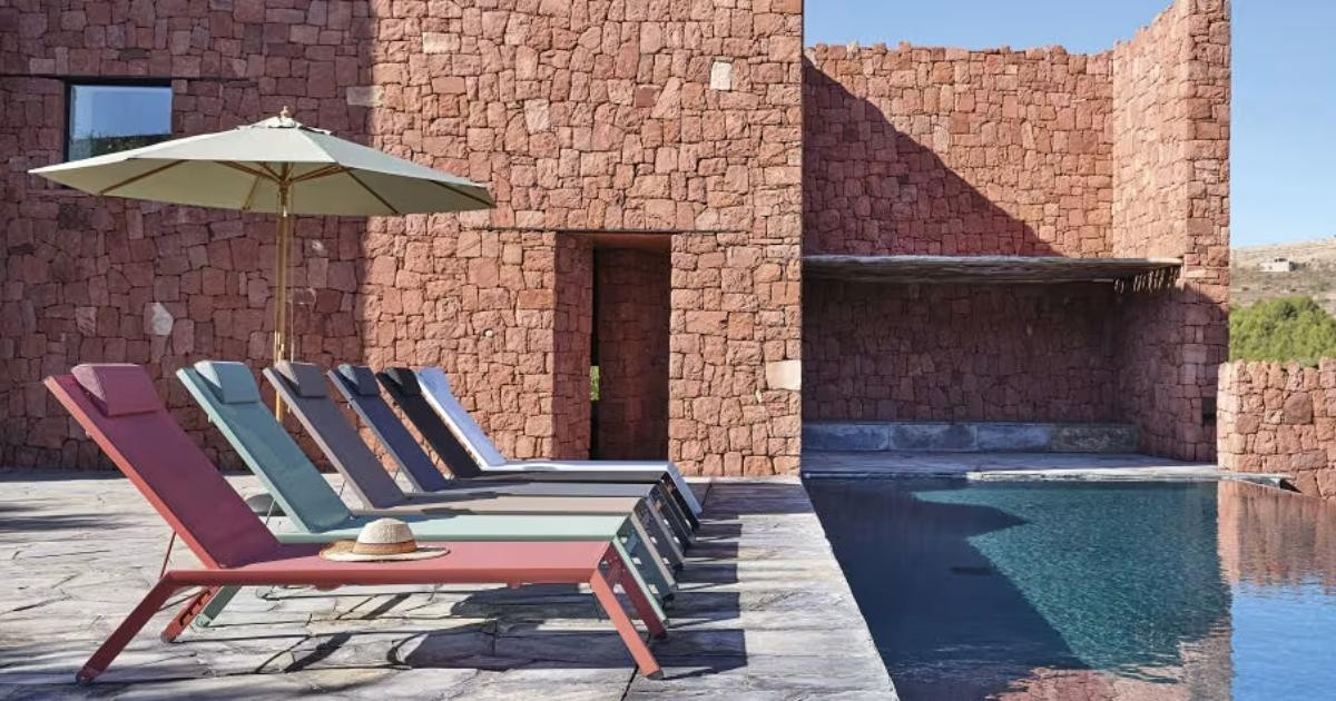 Vous en rêviez ? Voici 3 bains de soleil en soldes chez Maisons du Monde pour bronzer dans votre jardin