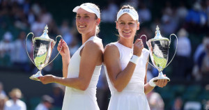 Wimbledon : Kudermetova et Mertens s’adjugent le double féminin en trois sets