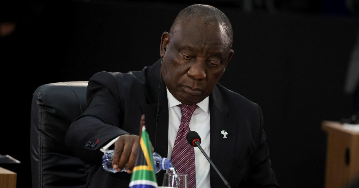 Afrique du Sud: le ministre de la Police «mis en congé» après des accusations de corruption