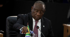 Afrique du Sud: le ministre de la Police «mis en congé» après des accusations de corruption