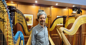 Près de Nantes, dans l’antre de l’unique facteur de harpes classiques en France