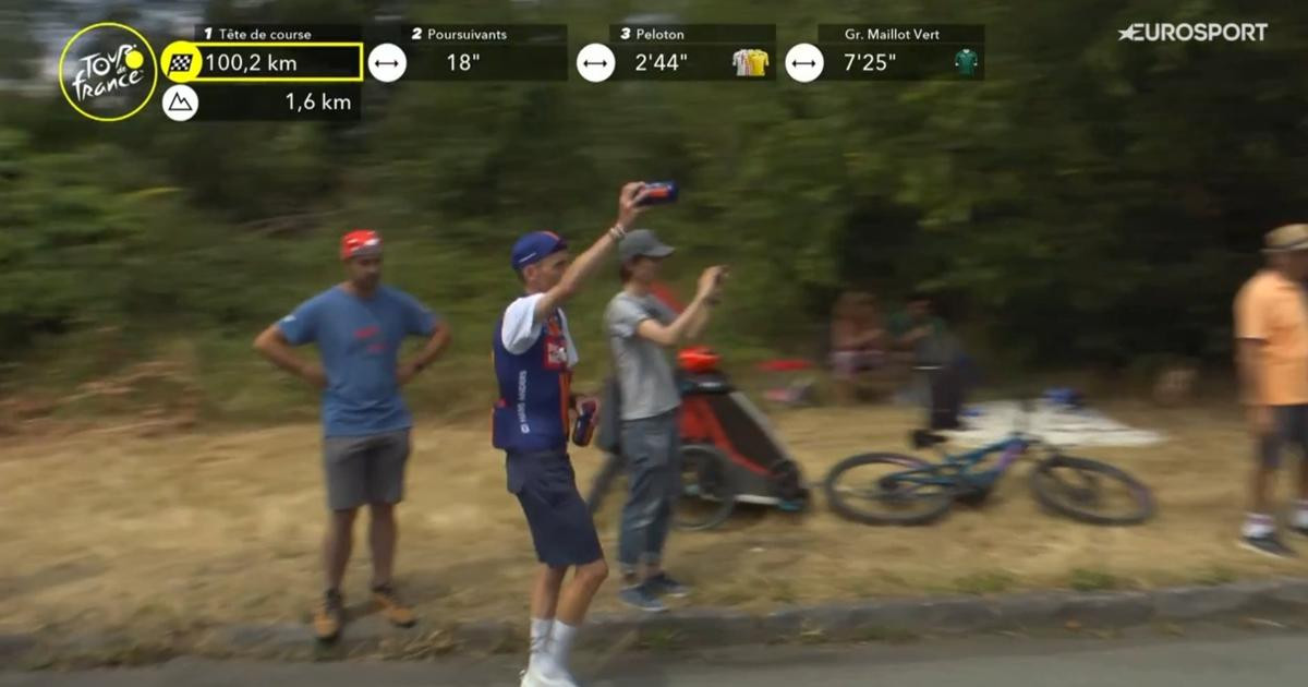 Tour de France : jeune retraité, Romain Bardet au bord de la route... pour distribuer des bidons aux coureurs