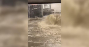 États-Unis : les images stupéfiantes des inondations dans le métro et les rues de New York