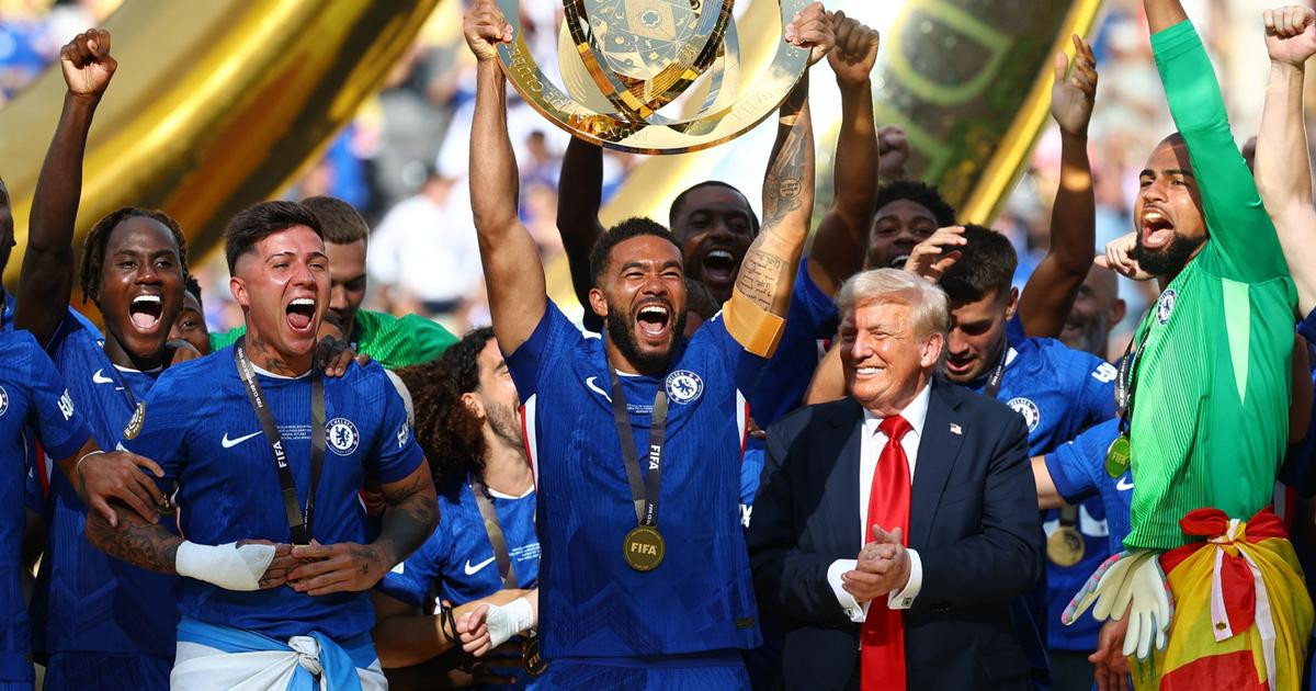 «Mais qu’est-ce qu’il fait ?» : quand Trump s’invite sur les photos de la remise de la Coupe du monde des clubs
