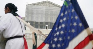 La Cour suprême autorise les licenciements de milliers de fonctionnaires voulus par Donald Trump