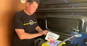 Tour de France : «Pogacar, c’est un plaisantin», Fabrice, l’homme qui floque depuis vingt-deux ans le maillot jaune sur le podium