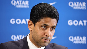 PSG : Nasser Al-Khelaïfi offre des places à un fan dans la rue