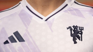 Manchester United dévoile son nouveau maillot extérieur 2025-2026
