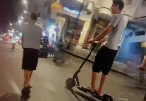 "بونو" يتجول في شوارع الدار البيضاء ببساطة ويكسر بروتوكولات النجومية