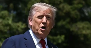 سيناتور أمريكي يكشف السبب المحتمل وراء تدهور صحة ترامب