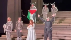 مشهد نادر في دار الأوبرا الملكية بلندن بعد رفع علم فلسطين خلال عرض مسرحي