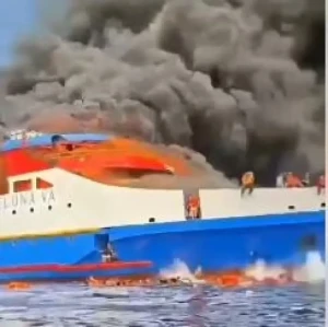 حريق يلتهم سقينة ويجبر المئات على القفز في البحر