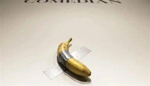 للمرة الرابعة.. موزة بـ6 ملايين دولار تنتهي في معدة زائر داخل متحف فرنسي!