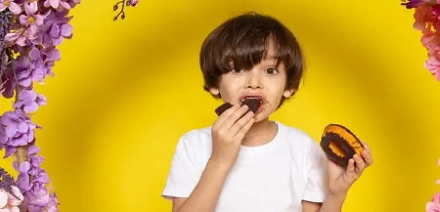 تضعف ذاكرة الأطفال.. تحذير من مادة تتسلل عبر الطعام والطلاء