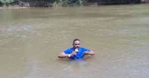 لحظة صادمة على الهواء.. مراسل يعثر صدفة على جثة فتاة مفقودة داخل نهر أثناء تغطيته للحدث (فيديو)