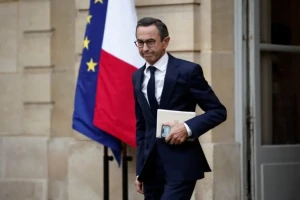 فرنسا تفتح النار على مسؤولين جزائريين كبار وتفرض عليهم قيوداً غير مسبوقة