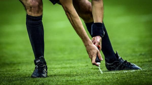 "فيفا" يختار ثلاثة حكام مغاربة لنهائيات كأس العالم بالشيلي