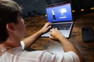 ظاهرة جديدة.. مراهقون يستبدلون الأصدقاء الحقيقيين بروبوتات الذكاء الاصطناعي