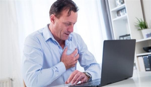 ألم الصدر المفاجئ.. إشارة لا يجب تجاهلها بعد سن الأربعين