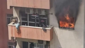 مشاهد تحبس الأنفاس لأطفال يقفزون من الطابق الثالث خلال حريق في بغداد