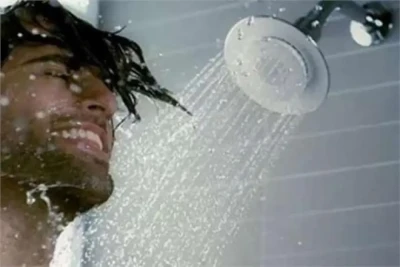 لماذا يجب تجنب الاستحمام بالماء البارد خلال الصيف؟