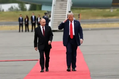 أول لقاء بين الزعيمين منذ 2019 ... ترامب يستقبل بوتين وسط استعراض جوي وتوجس دبلوماسي من مخرجات القمة