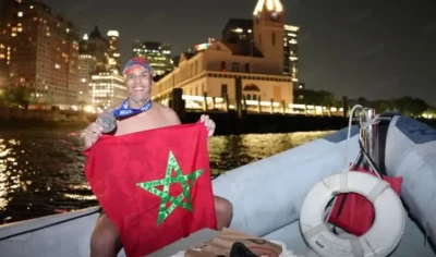 حسن بركة يتحدى التيارات ويصبح أول مغربي يسبح حول جزيرة مانهاتن الأمريكية
