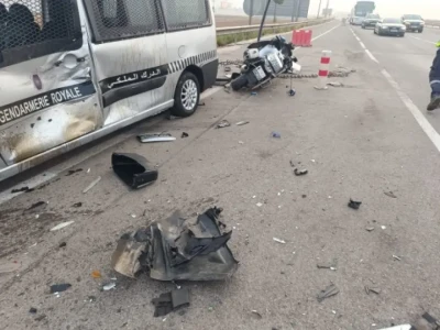 سيارة مسرعة تخترق سدا قضائيا بالطريق السيار وتصطدم بمركبتي الدرك! (صور)