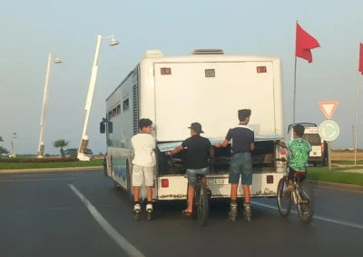 أطفال ومراهقون يغامرون بحياتهم خلف الحافلات والشاحنات.. ظاهرة تفضح أزمة تربوية واجتماعية خطيرة بالمغرب