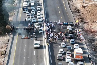 إسرائيل على صفيح ساخن.. إضراب واحتجاجات واسعة بتل أبيب لمنع احتلال غزة